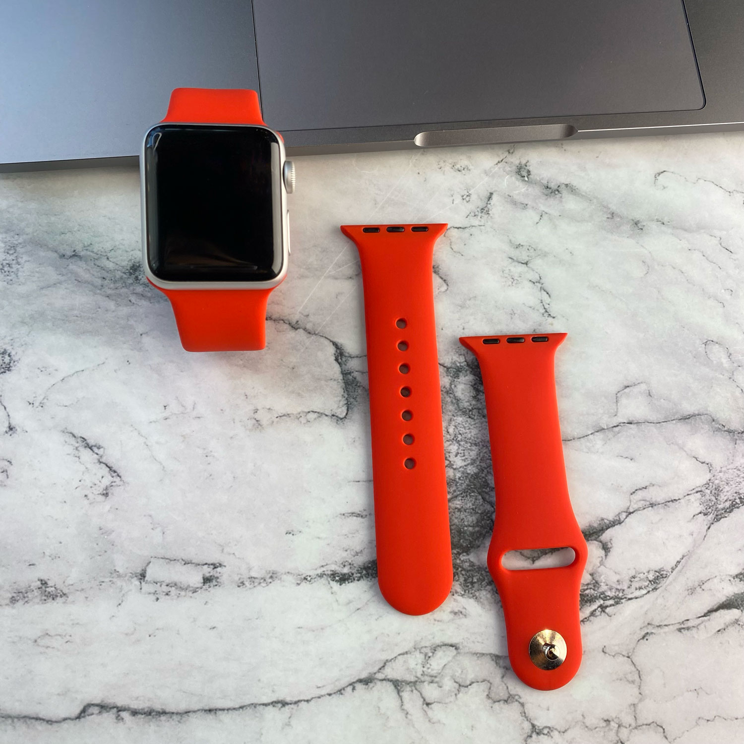 Apple watch sport band - rood - 7434008450490 - 123watches - sfeer