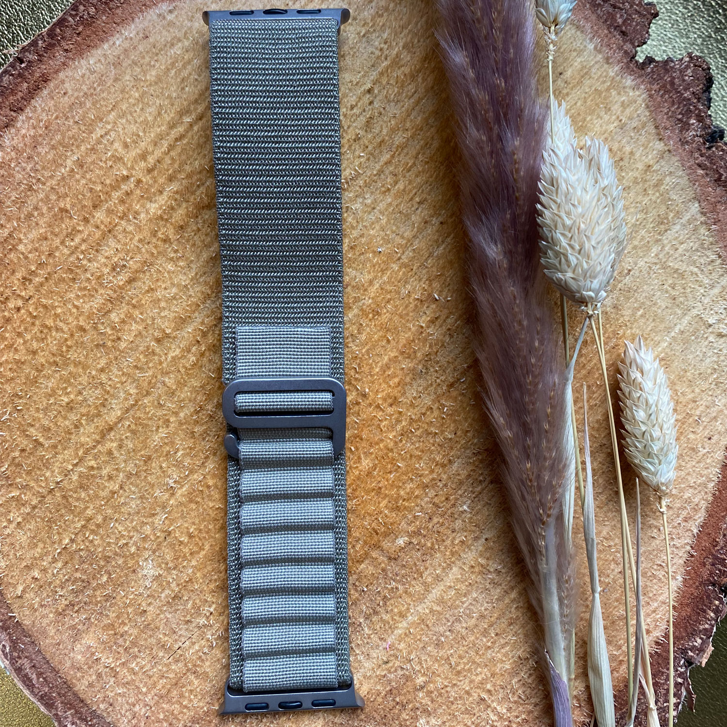 Apple Watch nylon alpine band - Olijf - 7440850169114 - 123watches-sfeer - Een bandje voor elke gelegenheid 